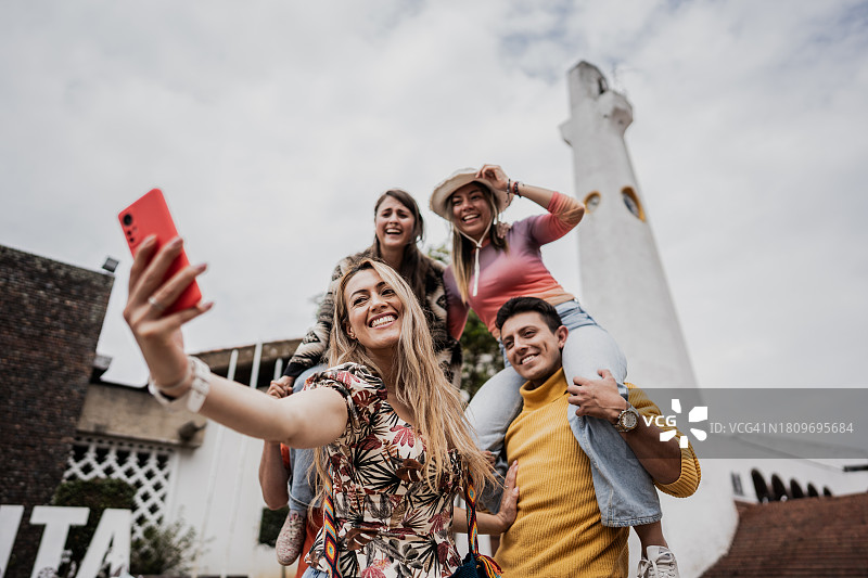 游客朋友在殖民地老城区自拍图片素材