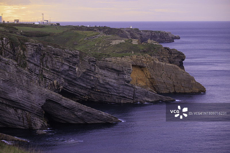 坎塔布连海前的卡波马约尔灯塔和公园图片素材