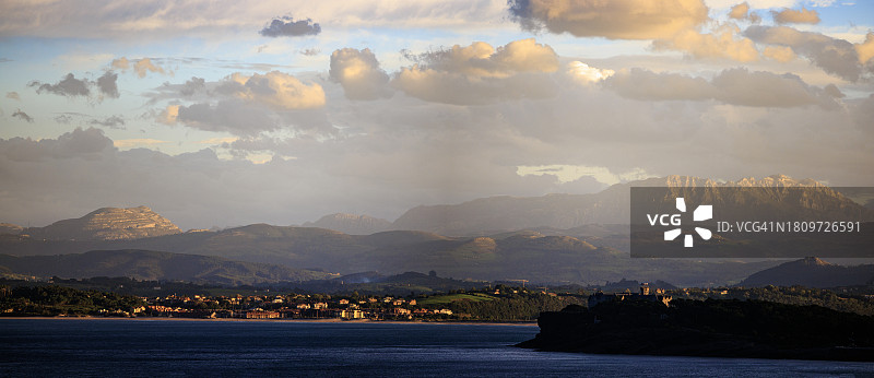 桑坦德市马格达莱纳宫及坎塔布连山脉风光图片素材