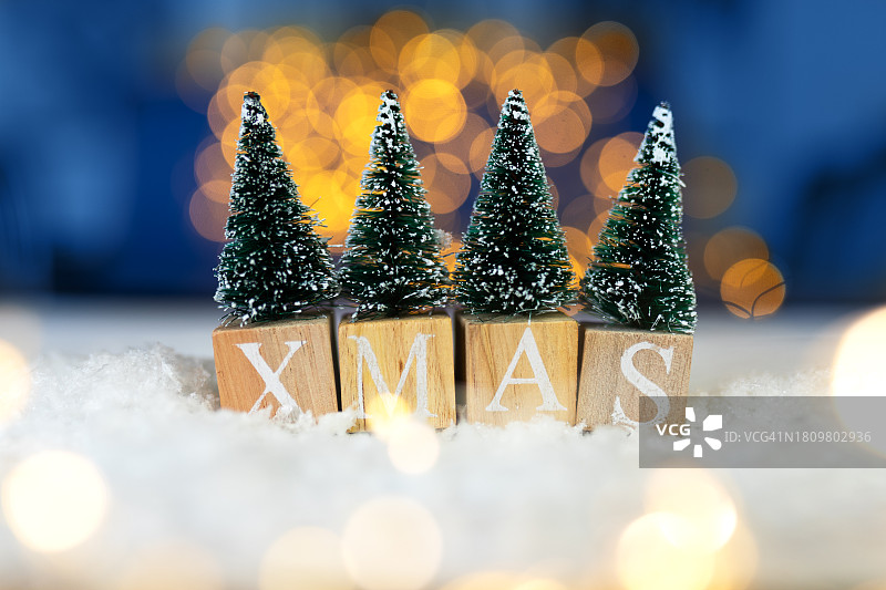 节日构图与冷杉树和圣诞节题字图片素材