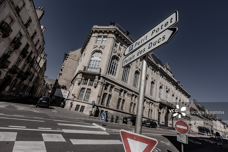 道路标志、解放广场和勃艮第公爵宫图片素材