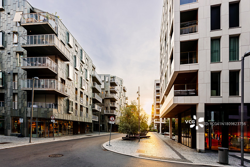 阳光穿透挪威奥斯陆的街道图片素材