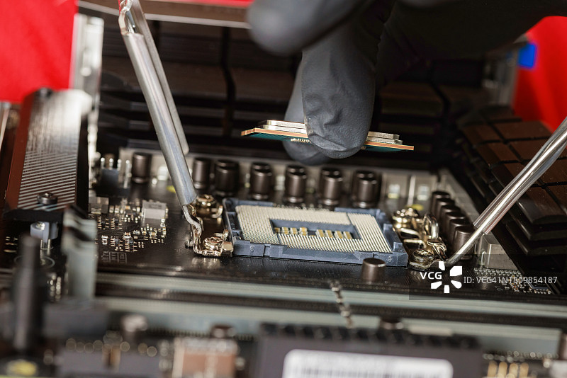 男子在工厂工作的下半身视角图片素材