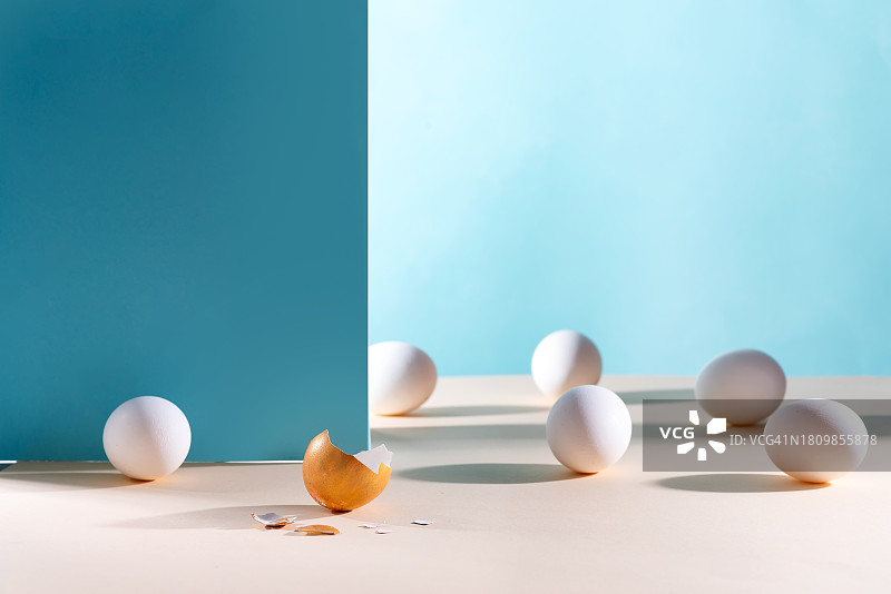 桌上鸡蛋的特写，背景是墙壁图片素材