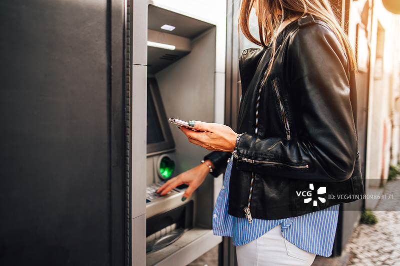 年轻女游客在欧洲古镇游玩图片素材