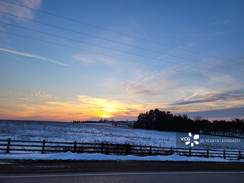 日落时田野对着天空的风景图片素材