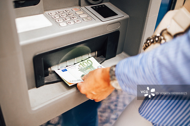 年轻女游客在欧洲古镇游玩图片素材