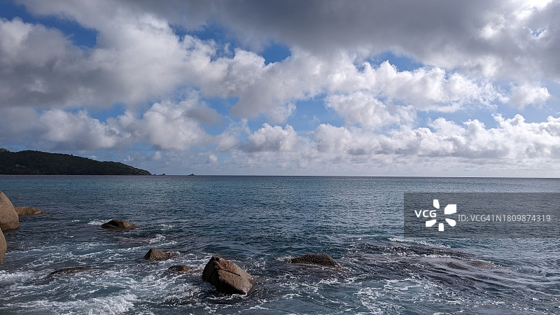 大海对着天空的全景图片素材