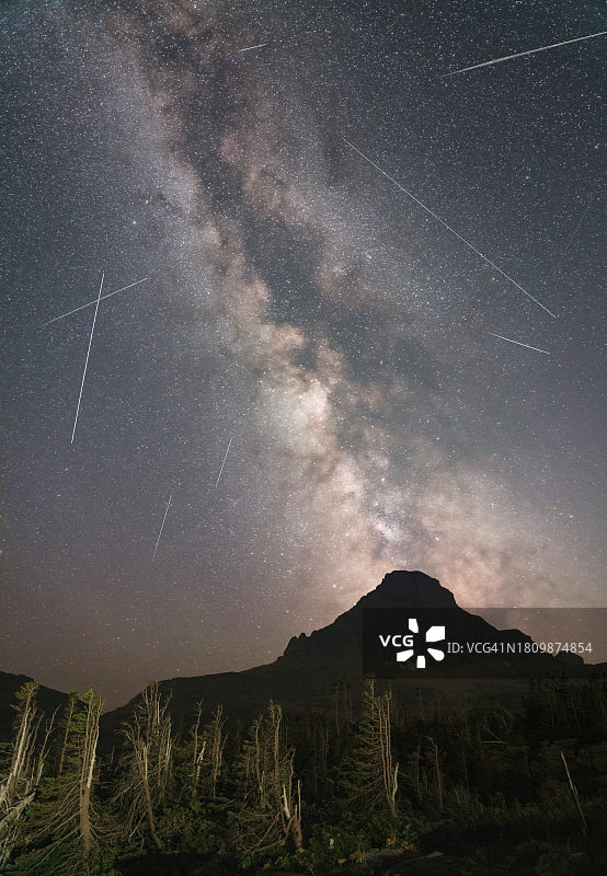 蒙大拿州埃塞克斯星空夜景图片素材