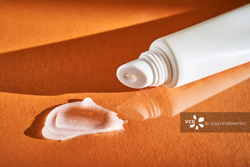 桌子上的洗手液分配器特写图片素材