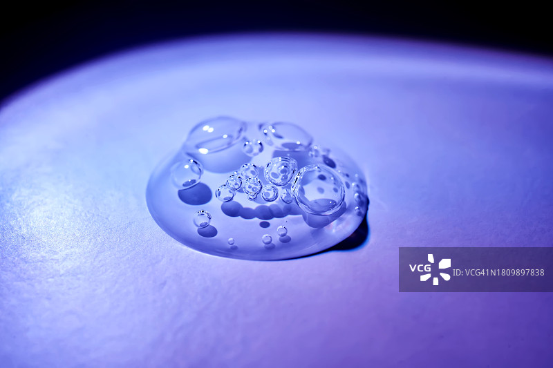 紫色花朵上的水滴特写图片素材