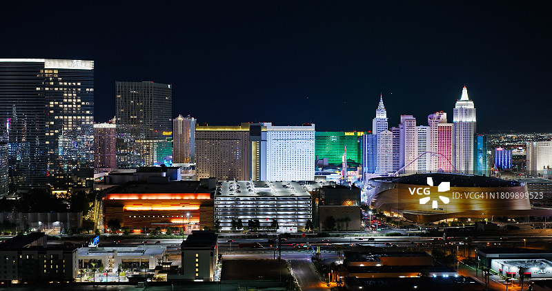 拉斯维加斯I-15高速公路夜景航拍：酒店和娱乐场所图片素材