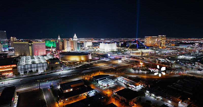 拉斯维加斯I-15沿线仓库和娱乐场所夜景航拍图片素材