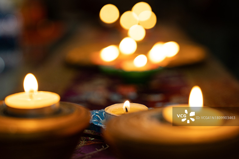 新加坡桌子上点亮的茶蜡烛特写图片素材