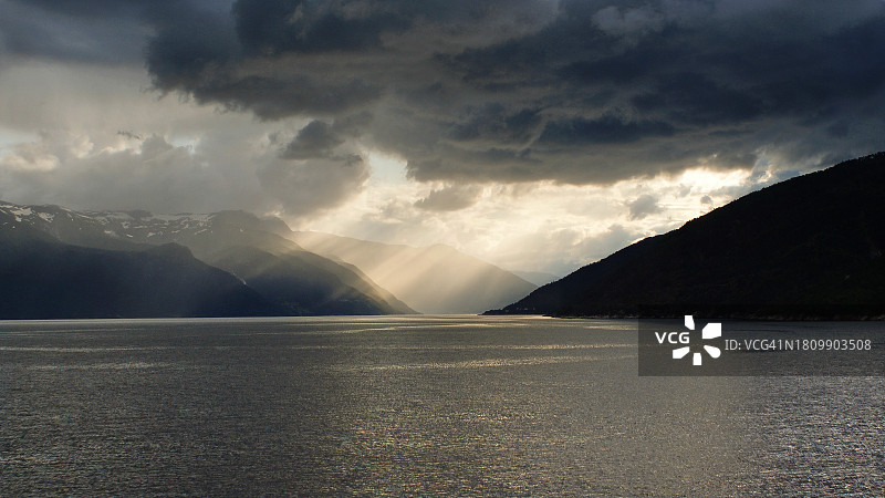暴风雨云下的海景与山峦风光图片素材