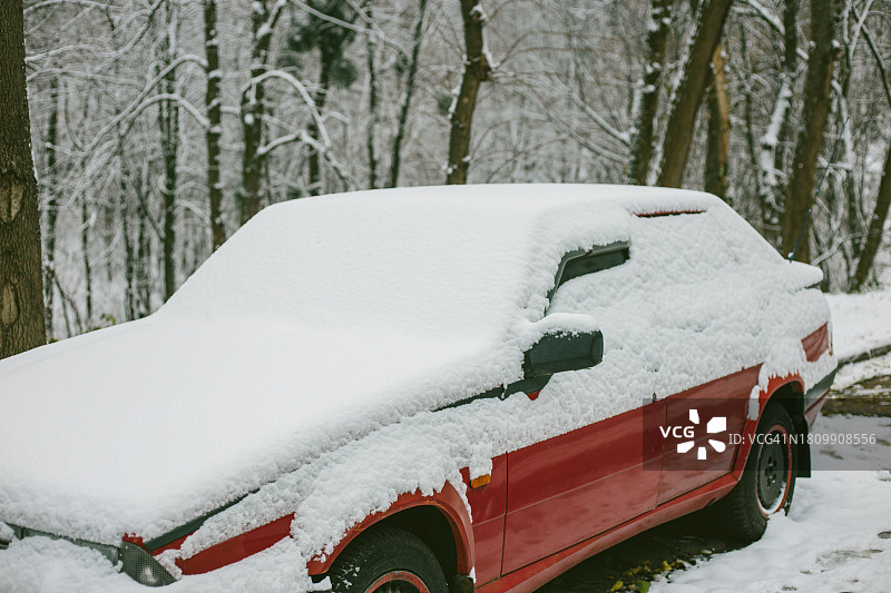 被雪覆盖的旧汽车图片素材