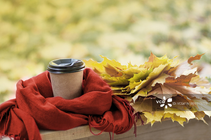 黄色背景下，秋叶、围巾和咖啡图片素材