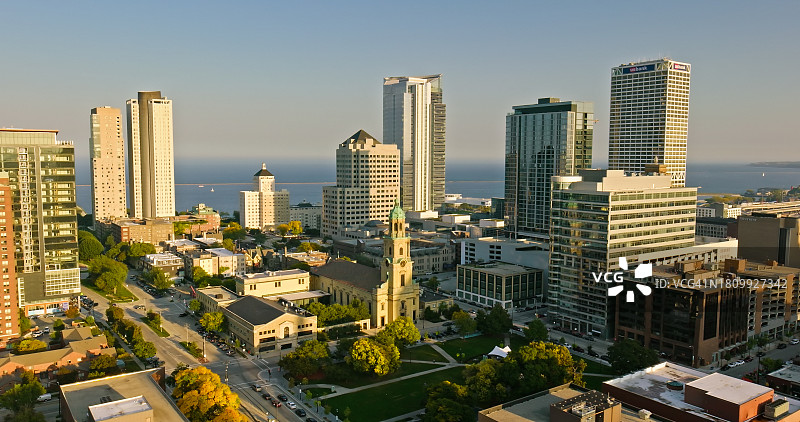 威斯康星州密尔沃基朱诺镇和密歇根湖鸟瞰图图片素材