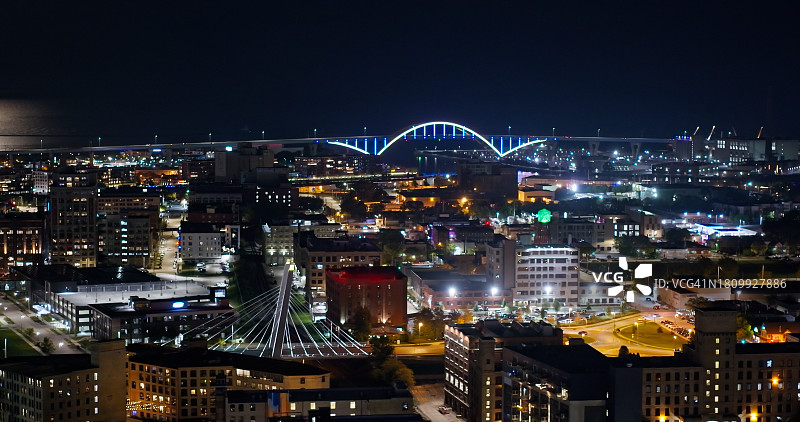 密尔沃基夜间Hoan桥航拍景观图片素材