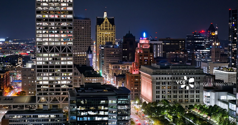 夜晚密尔沃基威斯康星大道无人机航拍图片素材