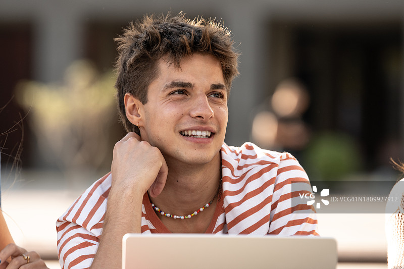 微笑的年轻帅气男子图片素材