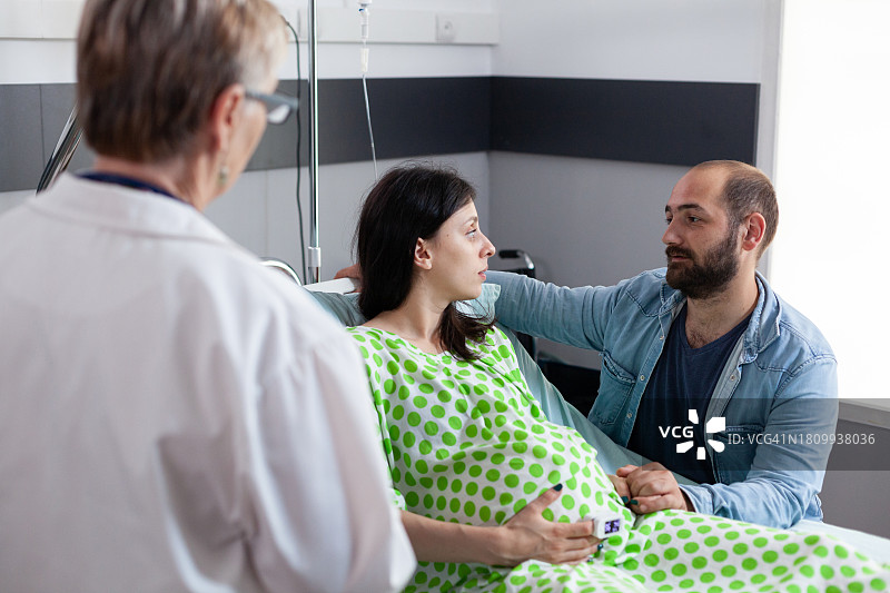 未来的父母讨论分娩过程图片素材