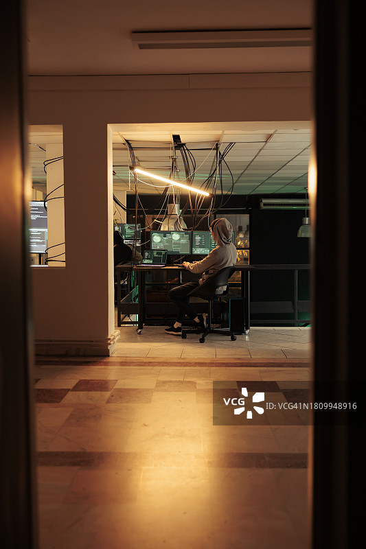 家中空椅子和桌子图片素材