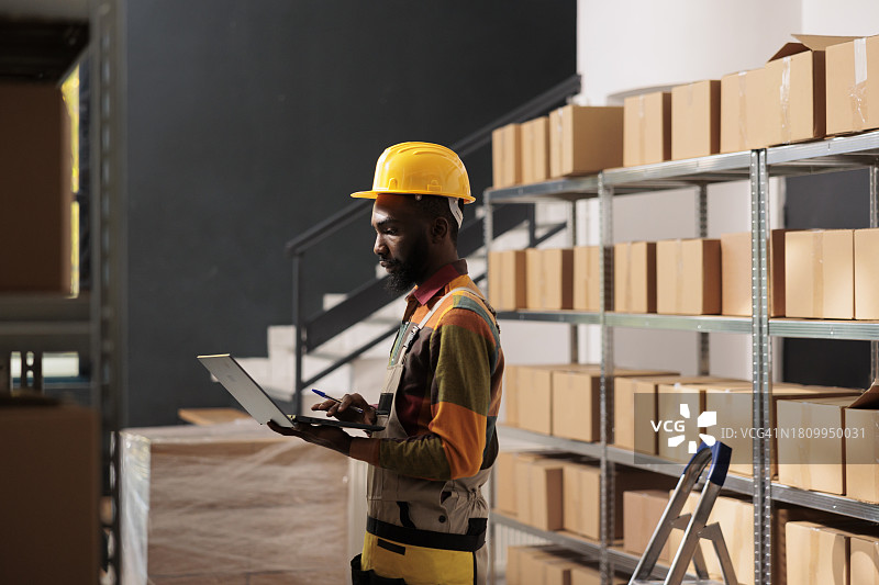 手持笔记本电脑的非裔美国工人图片素材