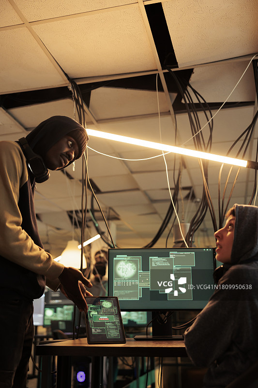 两名男子在办公室工作到很晚图片素材