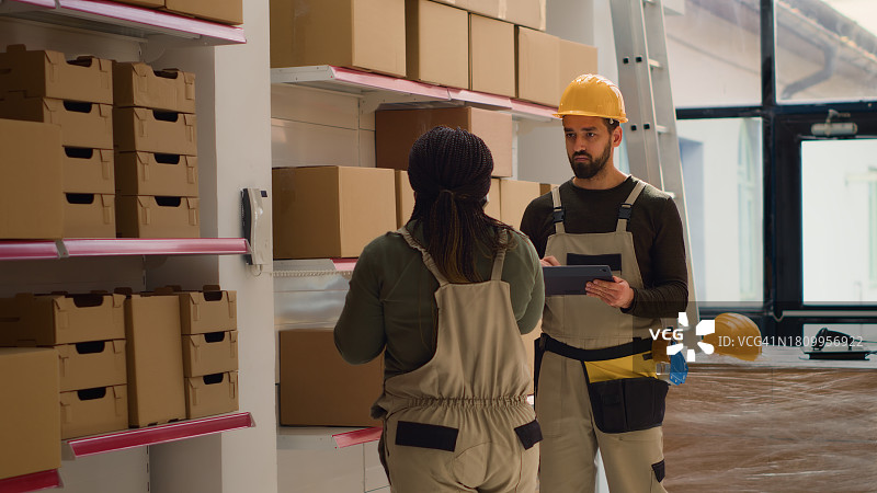 工人在仓库准备发货图片素材