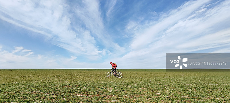 在多洛米蒂山脉骑山地自行车图片素材