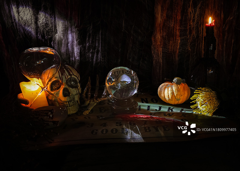 英国罗切斯特桌上发光万圣节装饰特写图片素材