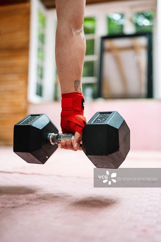 特写：在健身房举哑铃图片素材