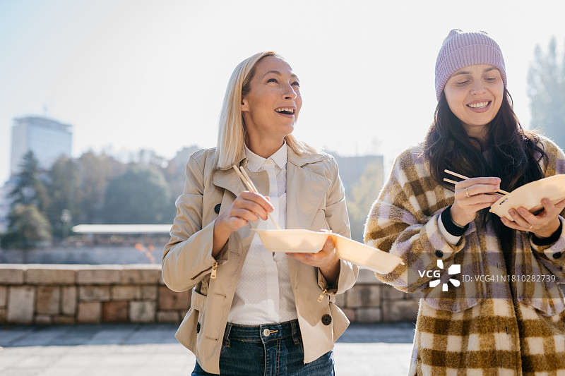 边走边吃中餐图片素材
