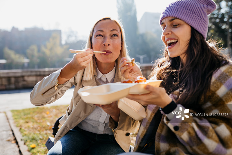 在街上吃中餐图片素材