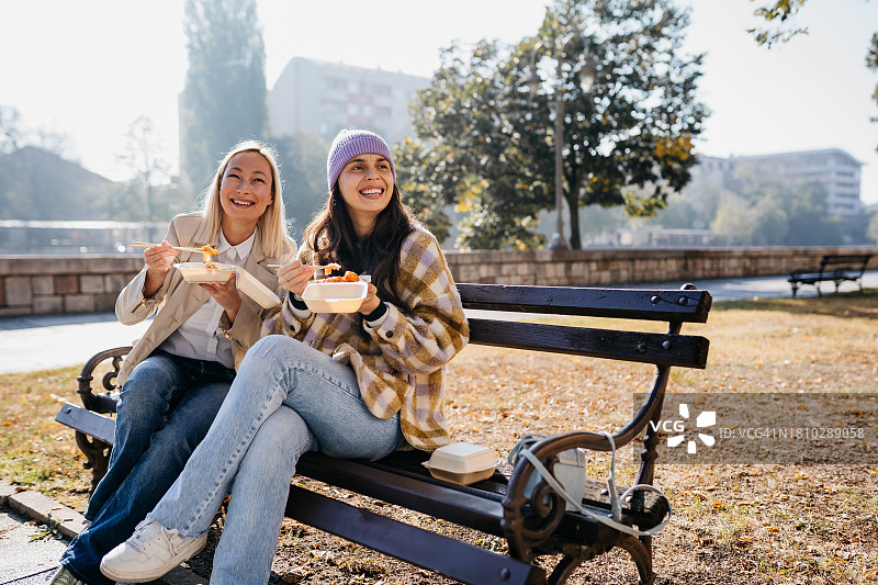 在街上吃中餐图片素材