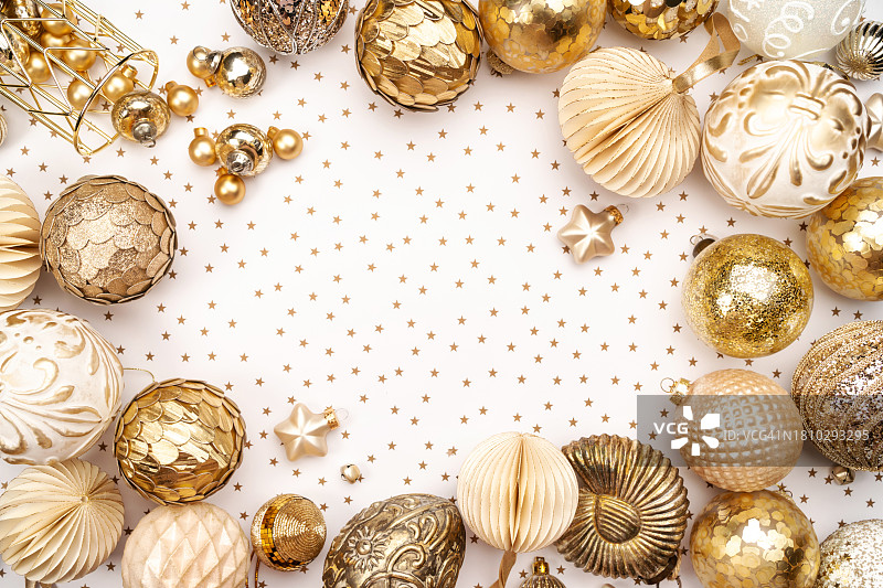 白色背景上金色复古圣诞装饰品框架，小金星图案。新年快乐。顶部摄影，为您的设计留有复制空间图片素材