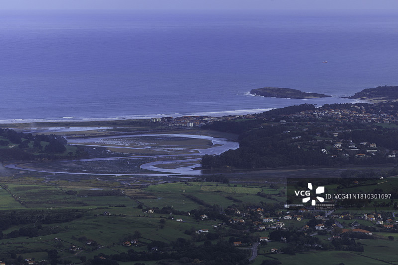 桑坦德市埃尔阿斯蒂列罗地区的广角航拍图片素材