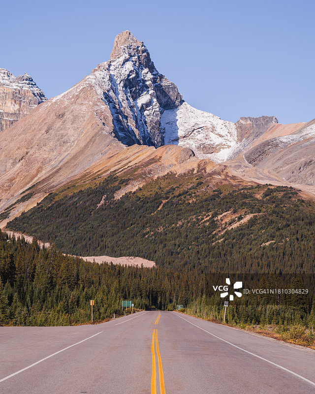通往加拿大落基山脉的高速公路图片素材