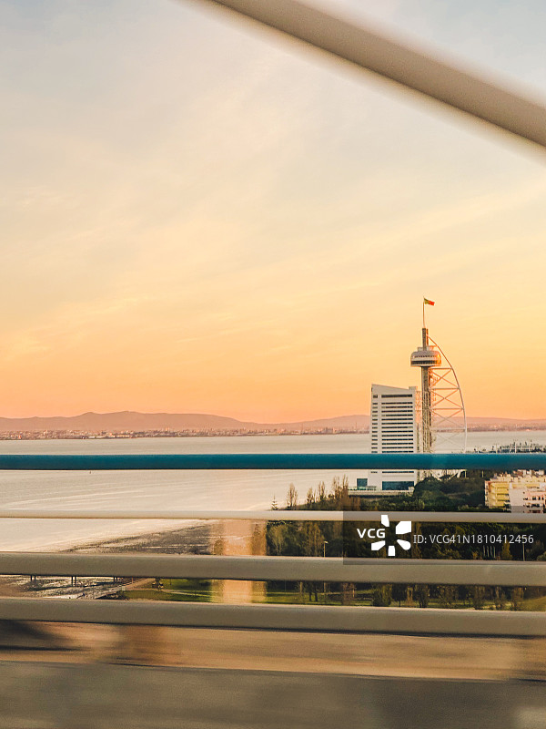 从瓦斯科达伽马大桥观赏葡萄牙万国公园图片素材