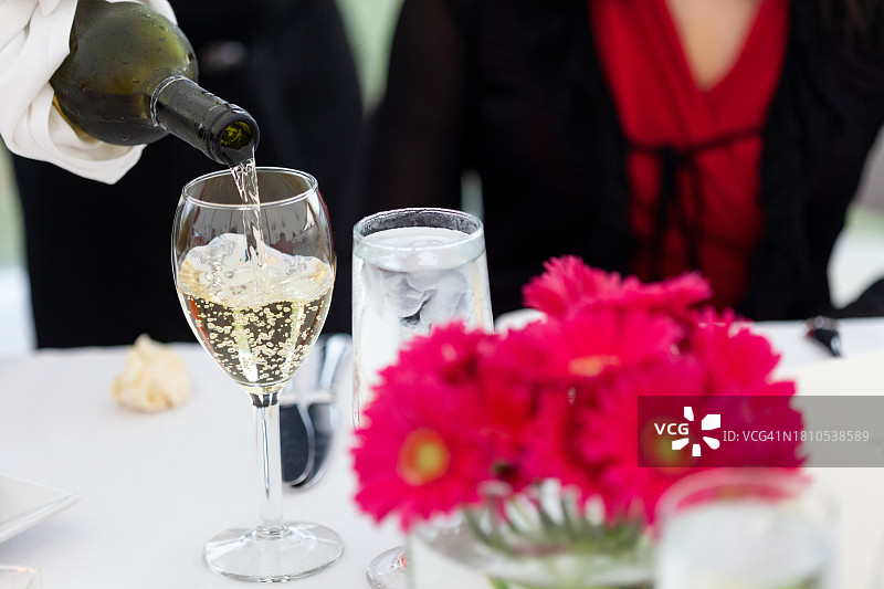 白葡萄酒和粉色雏菊图片素材