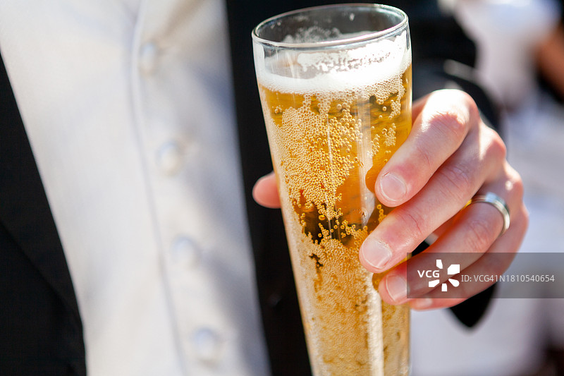 比尔森啤酒和结婚戒指图片素材