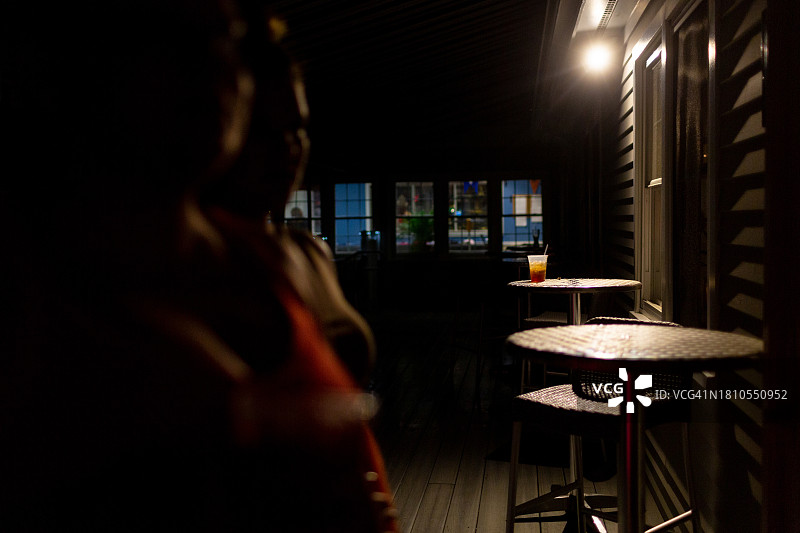 带有桌子和灯光的庭院图片素材