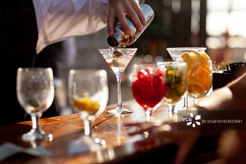 阳光照耀着新鲜摇匀的马提尼酒图片素材