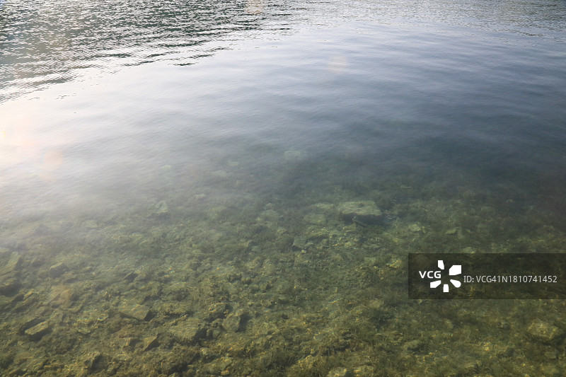 清澈的淡水湖图片素材