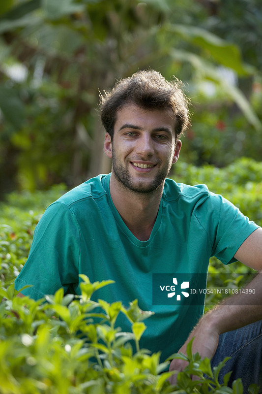 草地上的年轻男子肖像图片素材