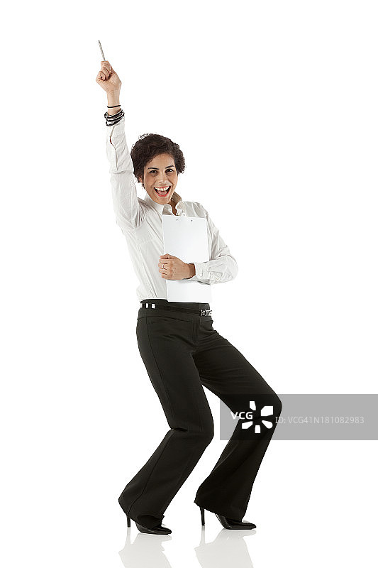 拿着写字板的兴奋的年轻女商人图片素材