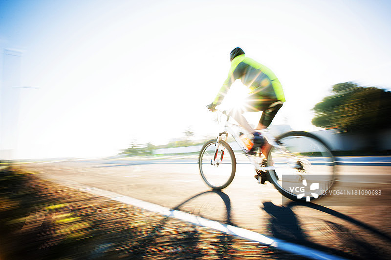 清晨骑行图片素材