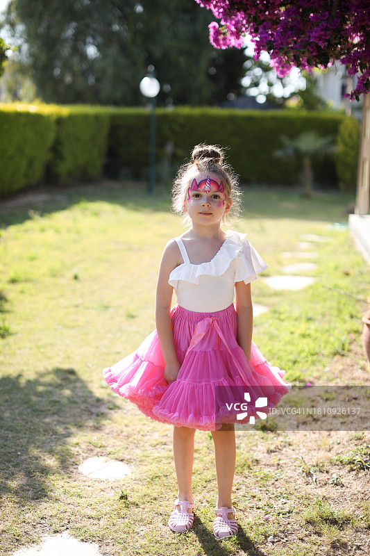 穿着仙女服、拿着魔杖的可爱小女孩图片素材