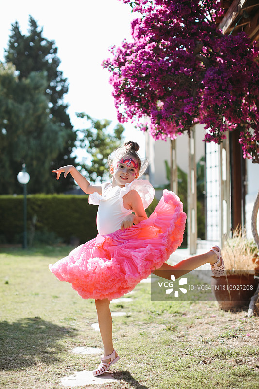 穿着仙女服、拿着魔杖的可爱小女孩图片素材